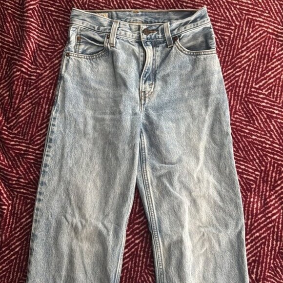 Levi's 23 Light Wash Straight Leg Mom Jean - Picture 2 of 12